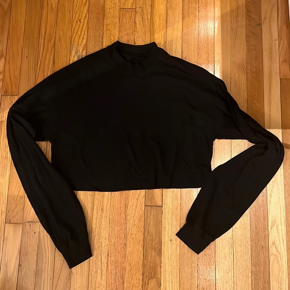 Alo Yoga It Girl Crop Long Sleeve. Size small. Almost brand new.